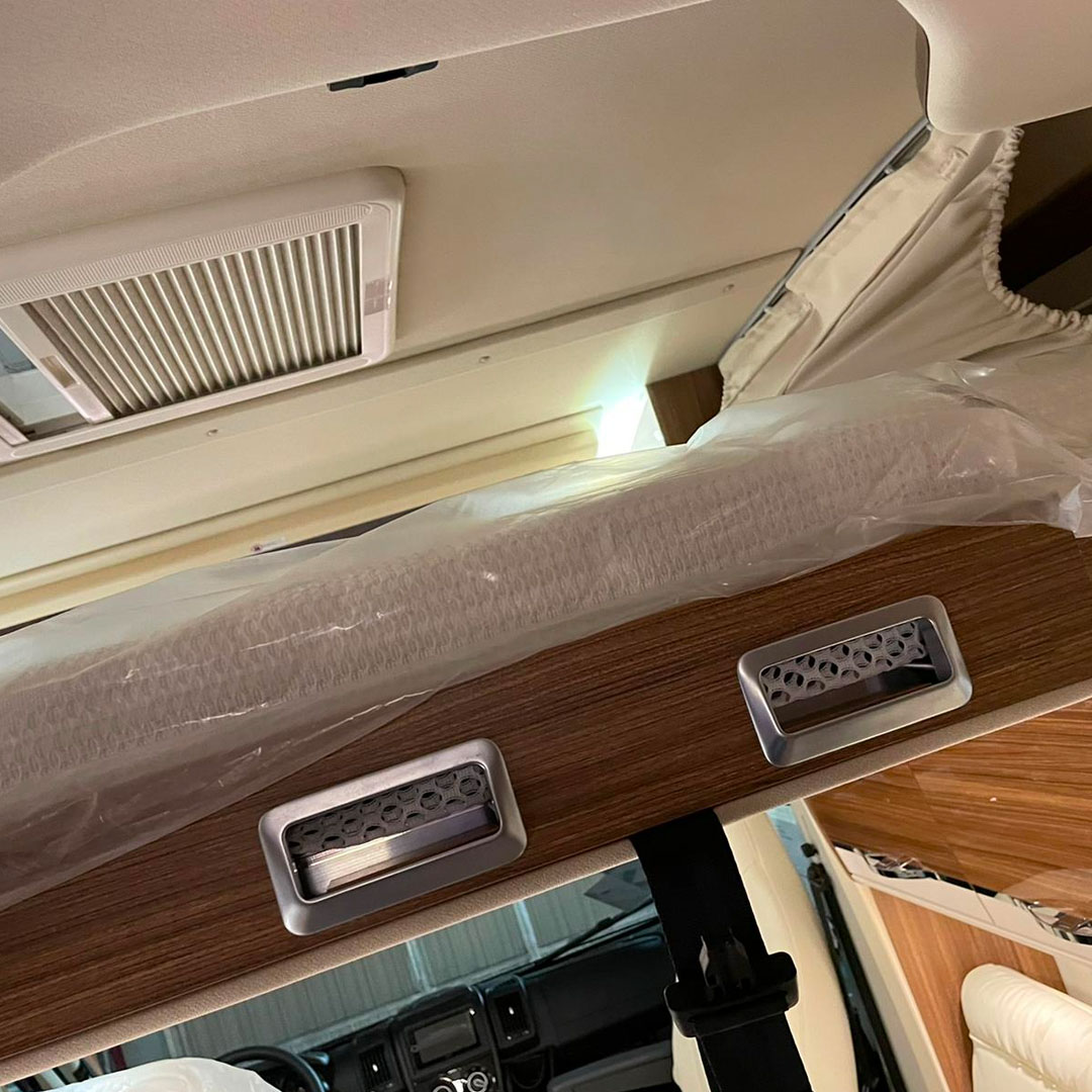 interior de autocaravana luxuryvan cama capuchina.