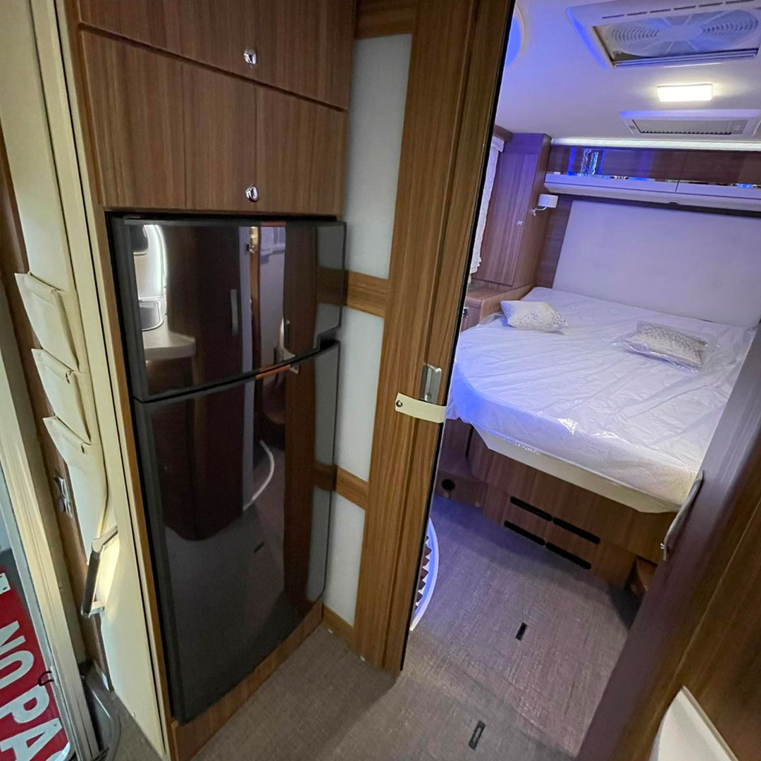 interior de autocaravana luxuryvan dormitorio.